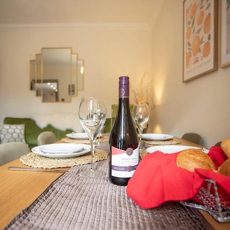 Luxe Stratford Townhouse Beautifully Renovated, Well Equipped, Sleeps 4, 2 Bathrooms, Free Parking - Minutes Walk To Town, Rsc & Pubs - Pet Friendly Zewnętrze zdjęcie