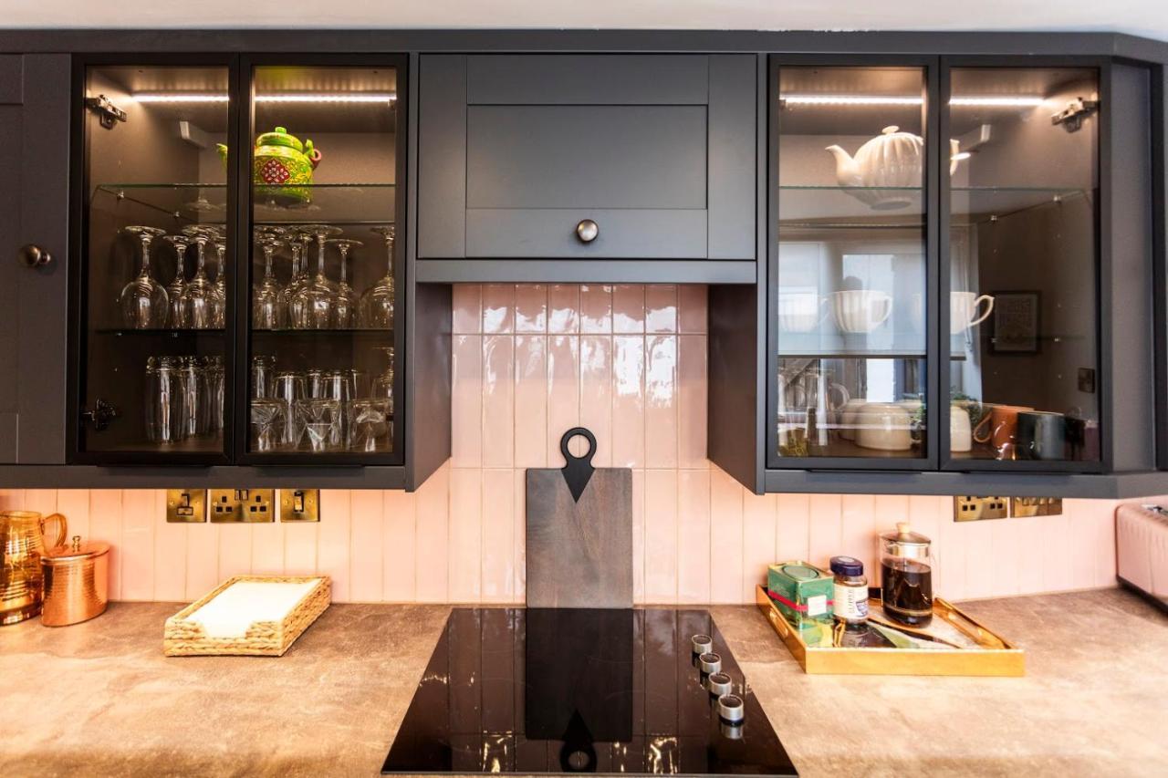 Luxe Stratford Townhouse Beautifully Renovated, Well Equipped, Sleeps 4, 2 Bathrooms, Free Parking - Minutes Walk To Town, Rsc & Pubs - Pet Friendly Zewnętrze zdjęcie