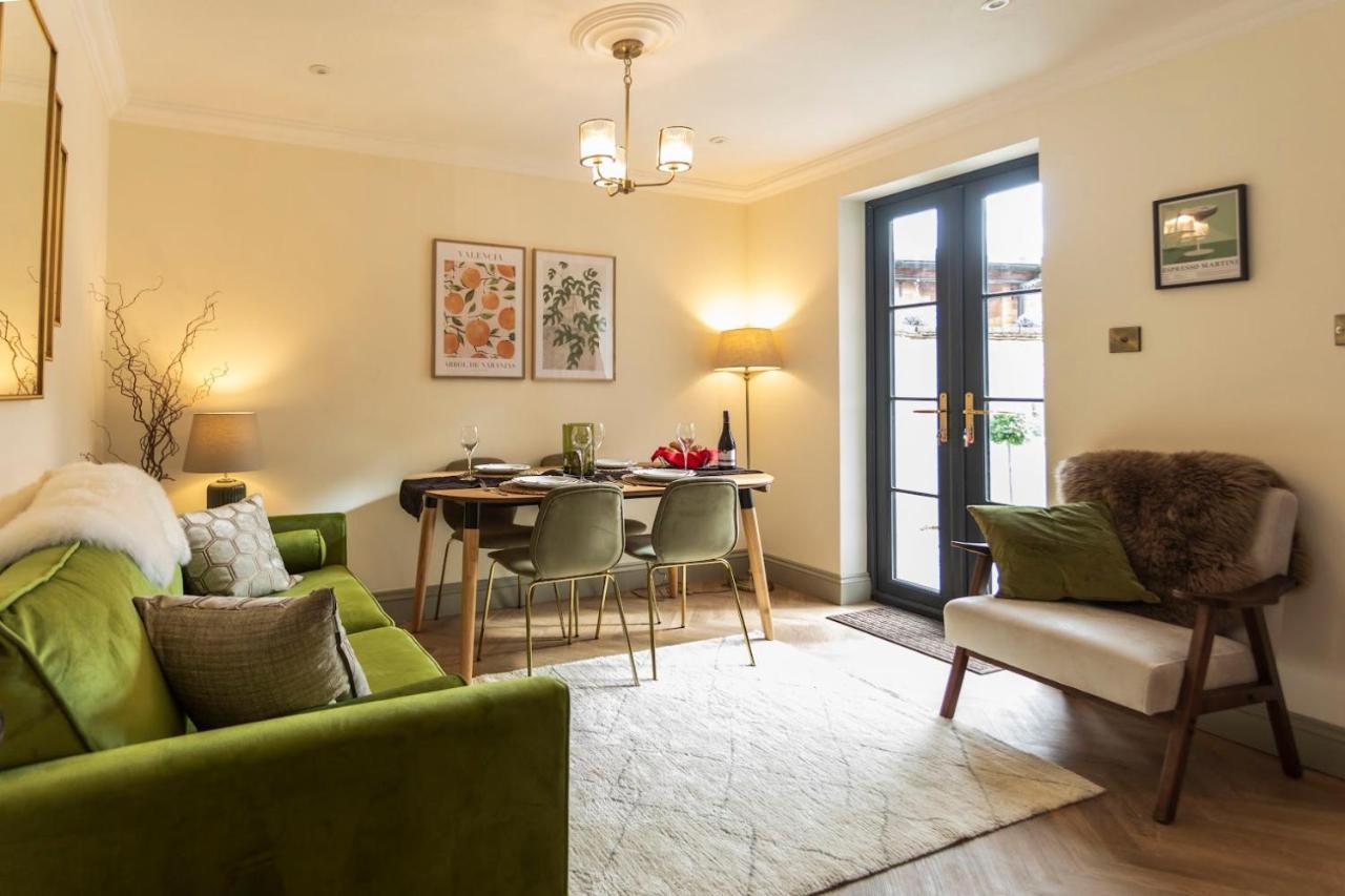 Luxe Stratford Townhouse Beautifully Renovated, Well Equipped, Sleeps 4, 2 Bathrooms, Free Parking - Minutes Walk To Town, Rsc & Pubs - Pet Friendly Zewnętrze zdjęcie